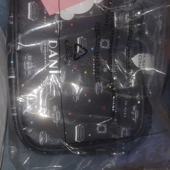 Dani By Danielle Nicole Friends Central Perk Logo Crossbody Bag - Picture 7 of 7